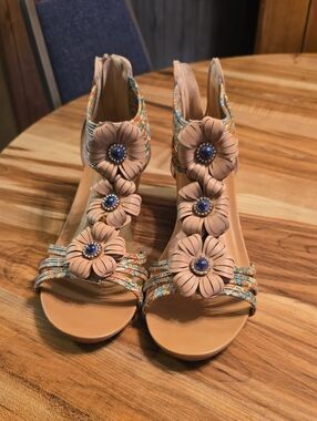 Xianglv Tan Floral Heeled Sandals with Blue Accent, Eur Size 40